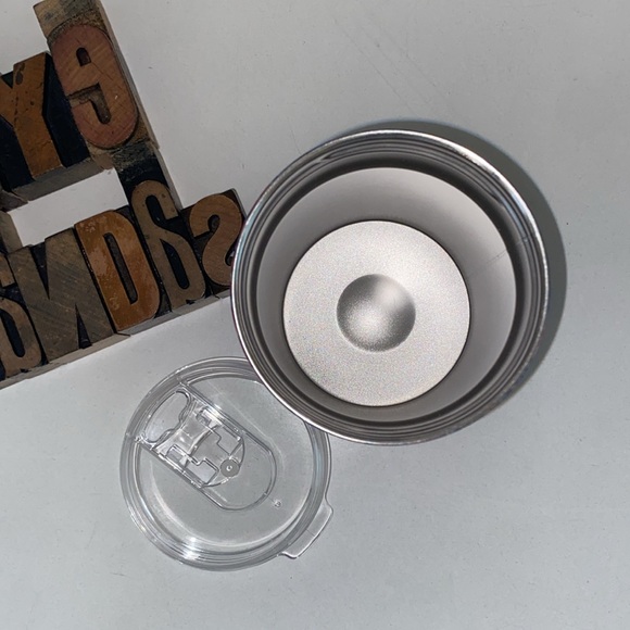 🆕LILLY PULITZER ‘Hide Tide’ Insulated Can Tumbler in Turtle Amazement Print - Picture 4 of 8